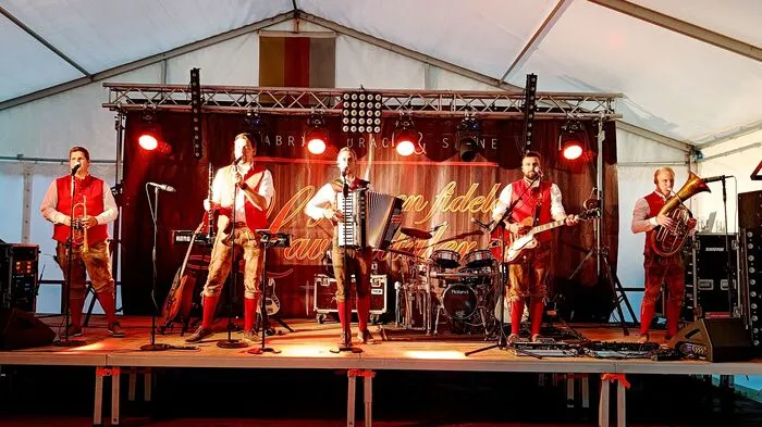 "Die jungen fidelen Lavanttaler" spielten im Festzelt auf.