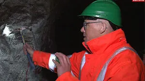 Robert Grassler führt durch den Traudistollen auf der Weinebene 