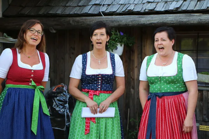 ... um den Gesang der Gruppen zu genießen ...