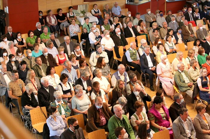 Aus allen Landesteilen waren die Gläubigen gekommen, um dies mit dem allseits beliebten Priester gebührend zu feiern. 