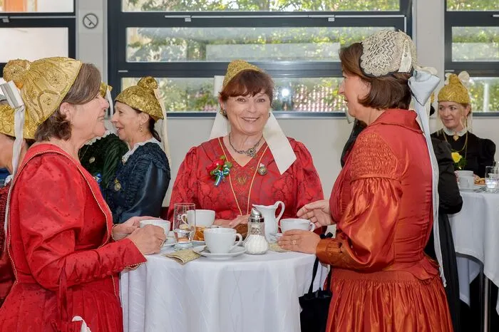 Danach gab es den Umzug zur Agape am Hohen Platz, wo die fleißigen Ehemänner der Bürgerfrauen gekonnt die Bewirtung übernahmen. Die weiteren Feierlichkeiten fanden im Schloss Wolfsberg statt. 
