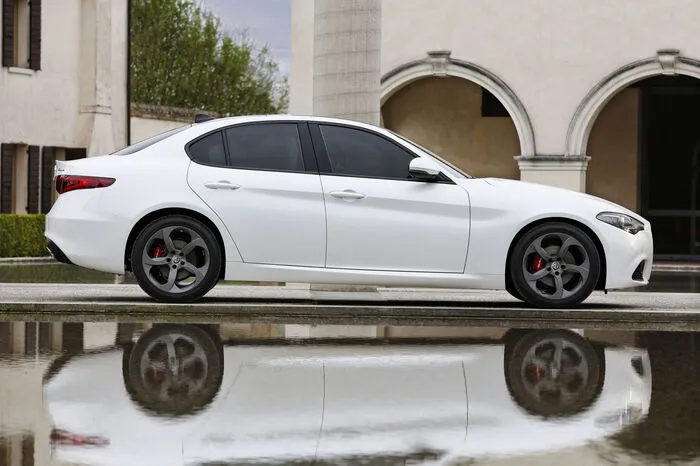Zu haben ist die Limousine mit dem V6-Biturbo-Benziner mit 2,9 Litern Hubraum im Topmodell.