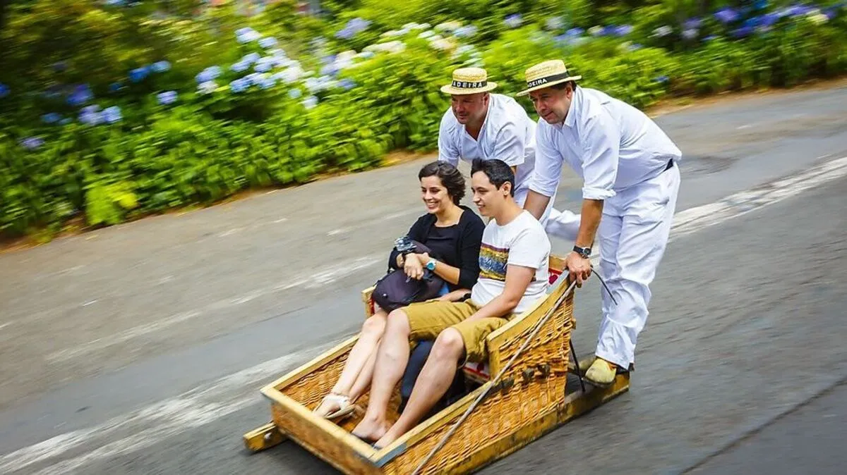 Mit Korbschlitten von Monte nach Funchal düsen