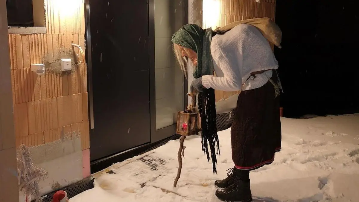 Mit Kopftuch, Maske und Laterne zieht die "Budel-Muata" im Raum Birkfeld von Haus zu Haus