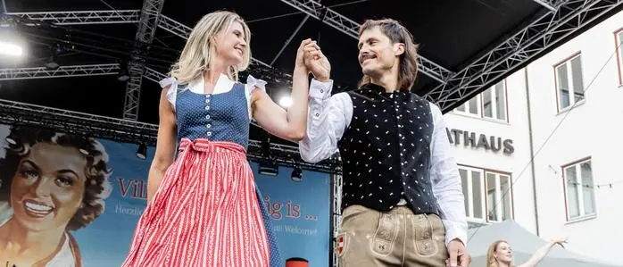 Villach trägt Tracht und isst Suppe 