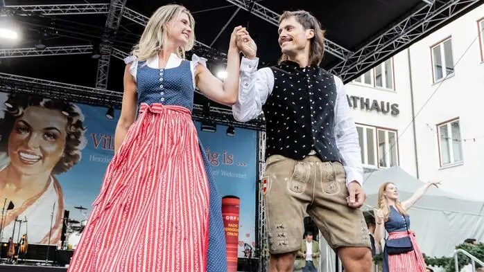 Villach trägt Tracht und isst Suppe