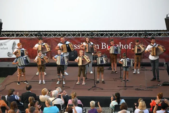Kinder haben nicht nur getanzt, sondern auch gemeinsam musiziert.