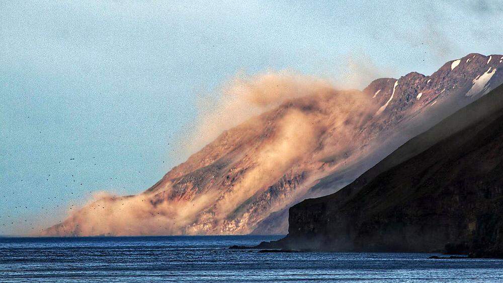 Felsen lösen sich im Juni 2020 an der Küste von Gjögur