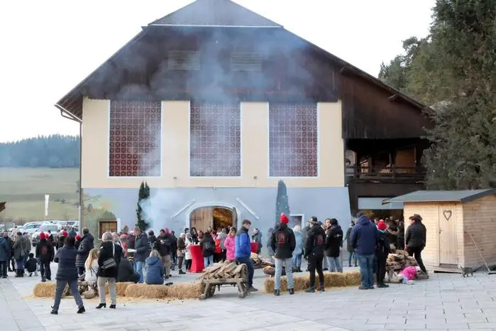 Übrigens: Fest Kekse kosten und Glühwein trinken sah man unter anderem Kicker-Legende Manuel Kerhe, die Unternehmer Matthäus Spindelböck und Heimo Volder, Diplom-Biersommelier Roland Maurer, Feuerwehrkommandant Thomas Köfer sowie Landtagsabgeordneten Seppi Ofner. 