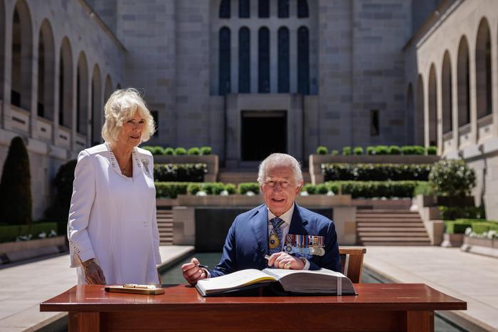 König Charles III. und Königin Camilla beim Australian War Memorial in Canberra