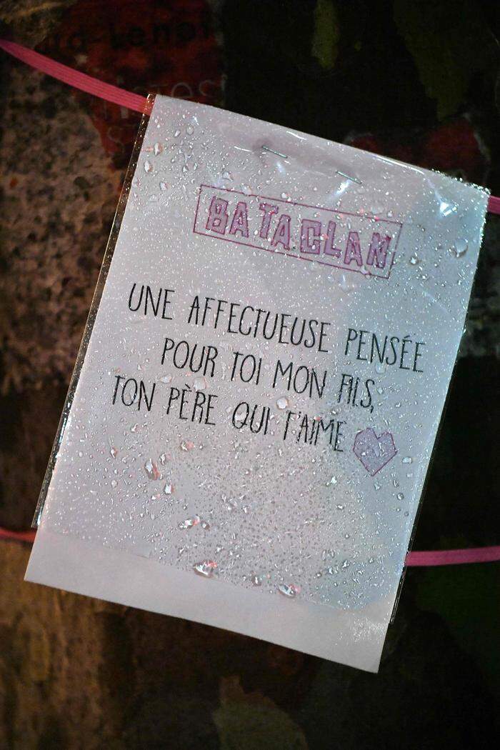 "Ein liebevoller Gedanke an dich mein Sohn, dein dich liebender Vater" hängt an einem Baum nahe des Bataclan