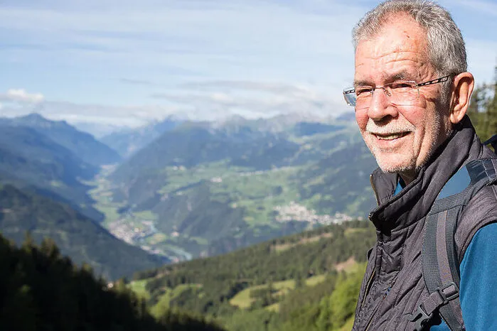Den Urlaub verbringt Bundespräsident Van der Bellen zuhause im Kaunertal. In Tirol will er wandern gehen und lesen. Ein paar Tage werde der Bundespräsident auch am Sommersitz in Mürzsteg in der Steiermark verweilen. Auch ein Besuch der Festspiele in Bregenz und Salzburg stehen am Programm für den Sommer.