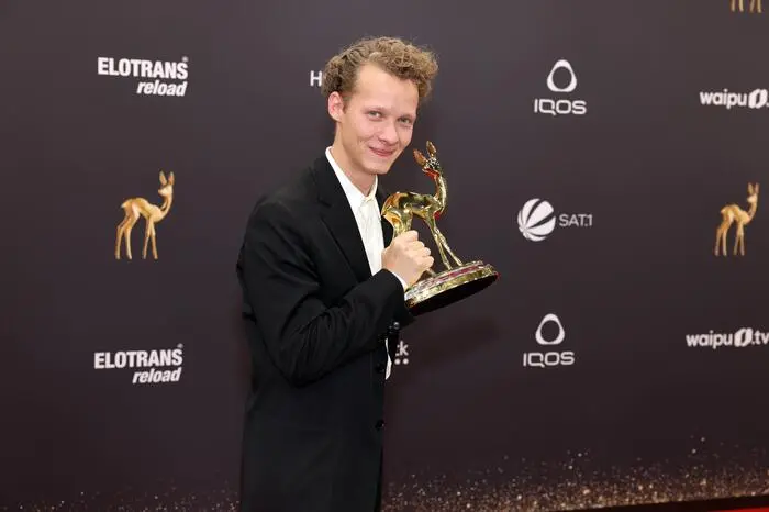 Österreich durfte bei der Preisverleihung ebenfalls jubeln: Der Wiener Felix Kammerer (28) erhielt für die Hauptrolle im oscarprämierten Kriegsfilm „Im Westen Nichts Neues“ den Preis in der Kategorie „Schauspieler National“.
