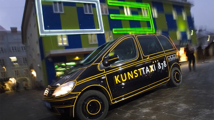 Das Kunsttaxi kurvte durch Graz: Eine ganzjährig fahrende Galerie, konzpiert von der IGS Graz.