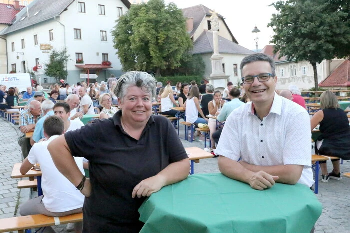 Der Stadtgemeinde (Stadtrat Wolfgang Leitner) und „Gasthaus zur Post“-Wirtin Lisi Egger (am Foto von rechts) war es gelungen, ... 