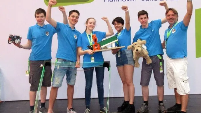 Das erfolgreiche Team mit Lehrer Anton Edl (rechts)