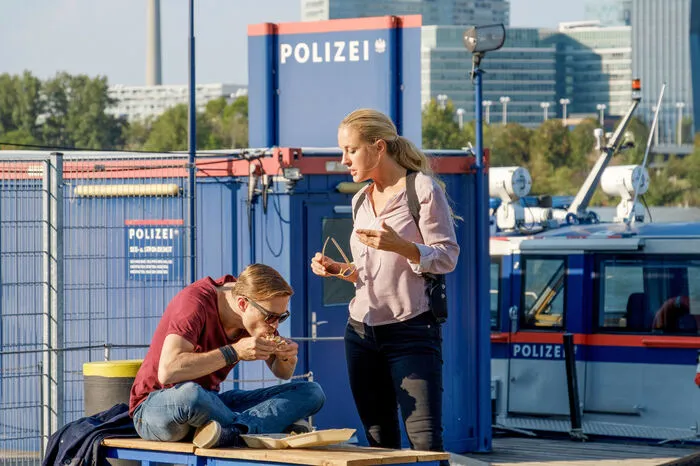 Weinzierl erzählt, dass er nach einem panischen Anruf von Schulz und deren Bitte, in die Wohnung zu kommen, sie schon tot aufgefunden habe. 