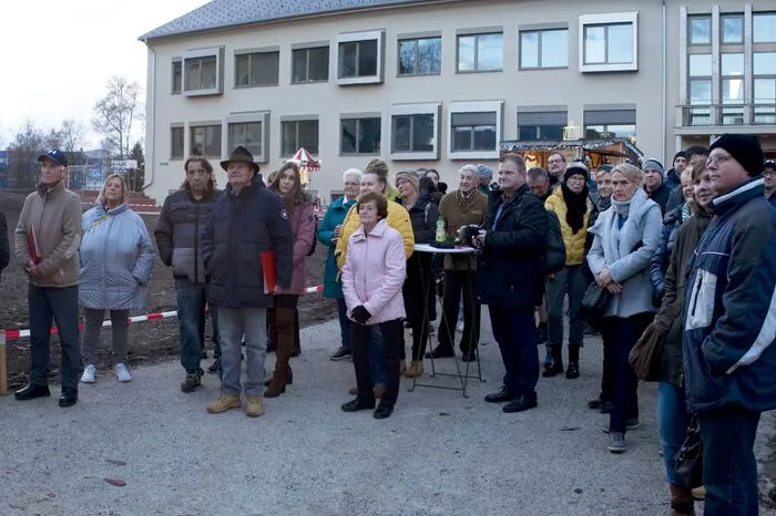 Die Kinder der 4. Klassen der Volksschule sangen ebenfalls, dazwischen wurde eine Adventgeschichte vorgetragen und der AGV Stahlklang Neu sang einige Weihnachtslieder.