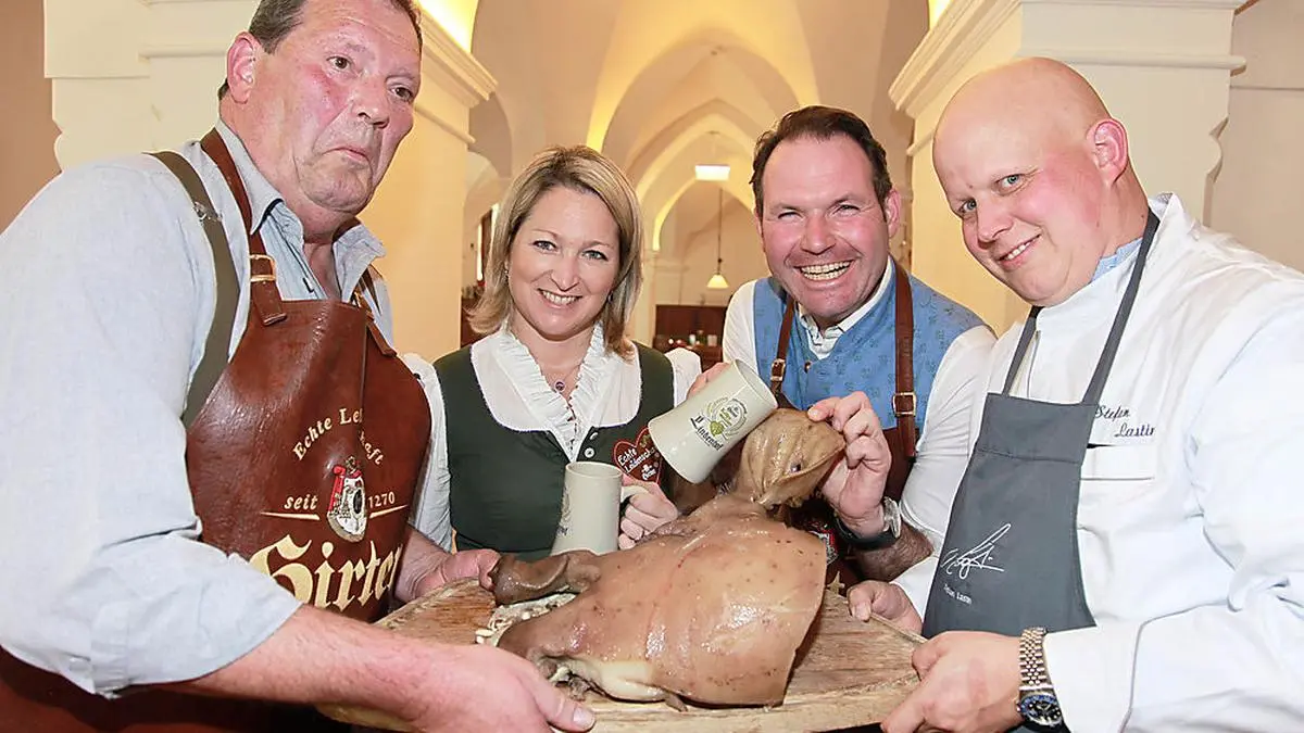 Herbert, Elisabeth und Michael Berndl sowie Stefan Lastin kochten beim Sautanz auf