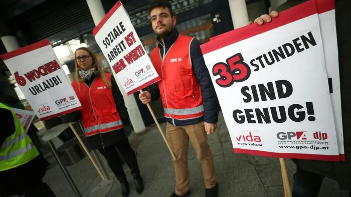 Bis Donnerstag gibt es in rund 75 Betrieben an 150 Standorten zeitweilige Arbeitsniederlegungen. Außerdem werden in zahlreichen Betriebsversammlungen neue Streiks beschlossen. Die Kollektivvertragsverhandlungen waren zuvor abgebrochen worden, da die Arbeitgeberseite auf die Forderung nach einer Reduktion der Wochenarbeitszeit bei vollem Lohnausgleich oder durch zusätzliche Urlaubstage nicht eingehen wollte.