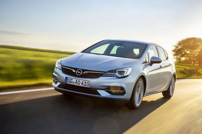 Zudem haben die Rüsselsheimer die Optik des Astra nachgeschärft, die Aerodynamik optimiert und das Chassis weiterentwickelt.
