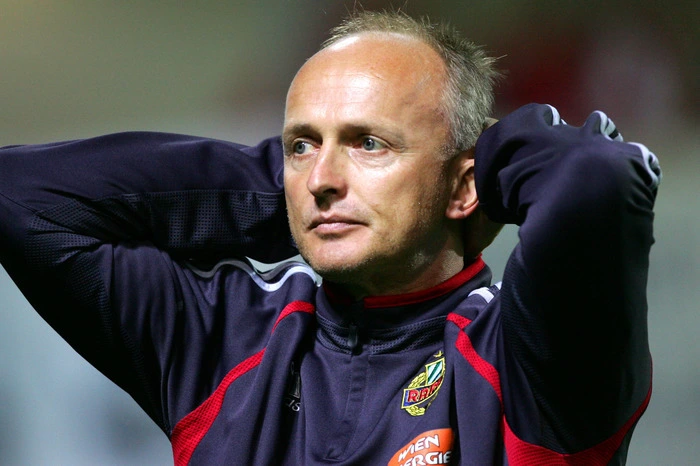 Rapid holte Georg Zellhofer als Nachfolger von Hickersberger. Zellhofer hatte zuvor bei Pasching für Furore gesorgt. Bei Rapid kam der Oberösterreicher aber nicht in Schuss. In 23 Spielen als Cheftrainer der Hüttelorfer erreichte er lediglich 1,09 Punkte im Schnitt. Deutlich zu wenig für die Vorstellungen von Rapid.