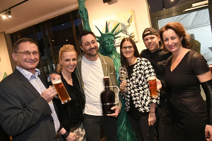 Unter der Freiheitsstatue: Manuel Lindner, Walli Mellitzer, Christopher Scheiber, Daniela Herzig-Rieder, Küchenchef Florian Ebenberger und Karin Lindner.