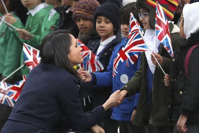 In Birmingham besuchten Harry und Meghan ein Bildungszentrums, das sich auf Wissenschaft, Technologie, Ingenieurwesen und Mathematik spezialisiert hat.