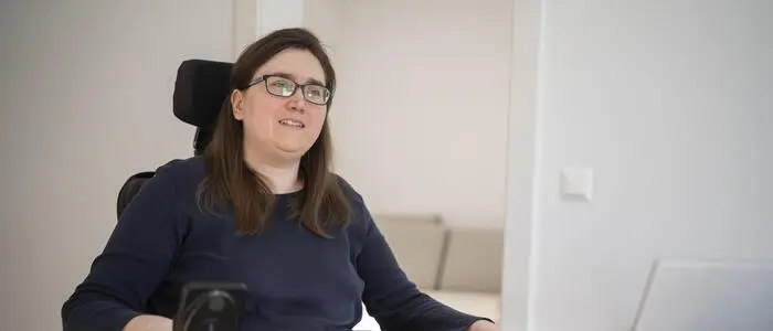 Tina Robitsch arbeitet im E-Rollstuhl
