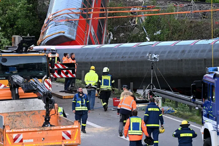 Mehrere Doppelstock-Wagen des Zugs kippten um, rutschen eine Böschung hinab und bleiben direkt neben einer Bundesstraße liegen.