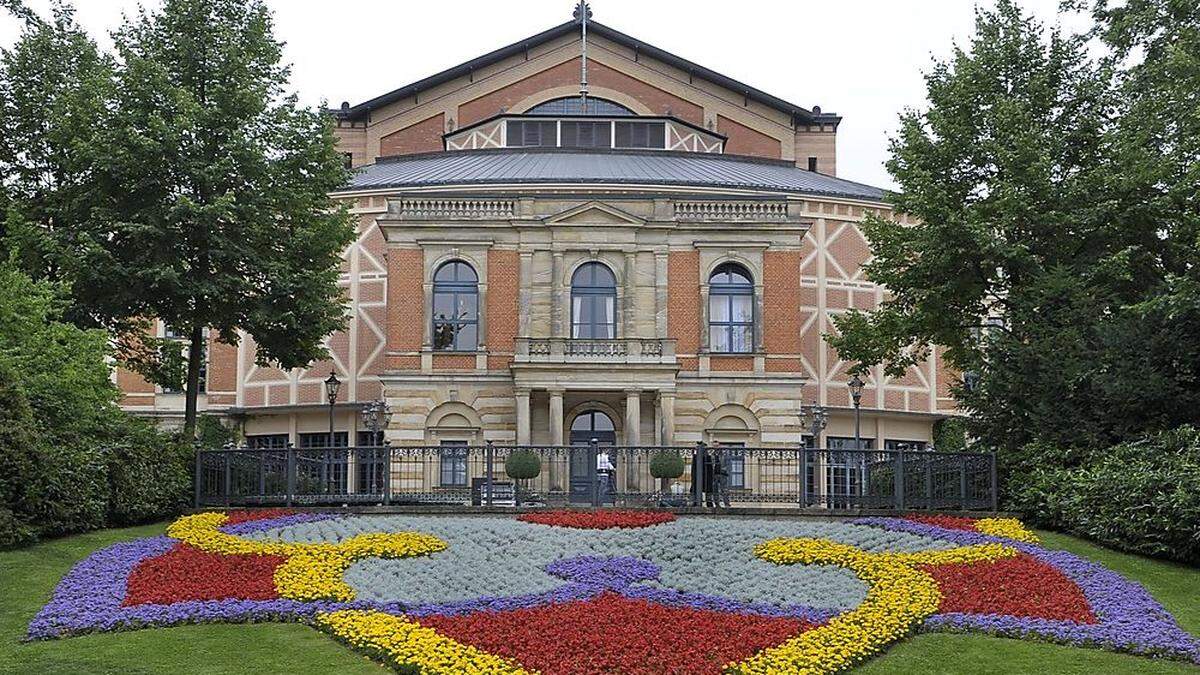 Das Festspielhaus auf dem &quot;Gruenen Huegel&quot; in Bayreuth