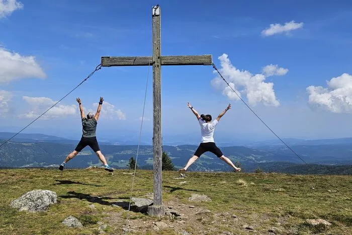 „Ein schöner Tag ohne Gewitter und eine gute Sicht, das ist schon einen Freudensprung wert“, schreibt unser Leserreporter über seine Wanderung auf die Hirschegger Alm.