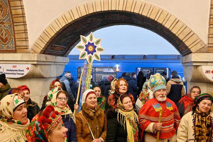 Bewohner von Kiew singen Weihnachtslieder in der U-Bahnstation