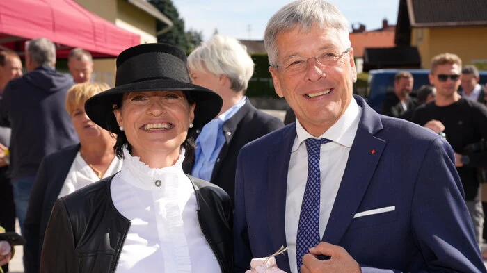 Jasmin Possegger ist nicht nur Direktorin der Obervellacher Schule, sondern des gesamten Bildungsclusters Stall - Obervellach - Mallnitz - mit Landeshauptmann Peter Kaiser 