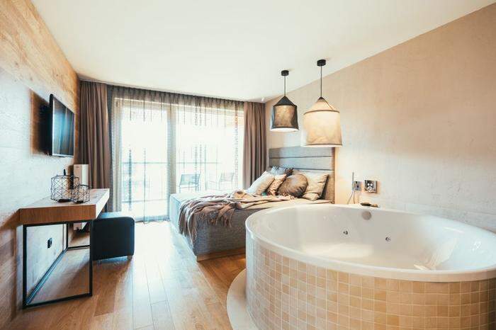 In der "Love Suite" erwartet Sie Romantik mit Stil: mit großer Badewanne, Kuschellandschaft und vielem Schönen mehr 