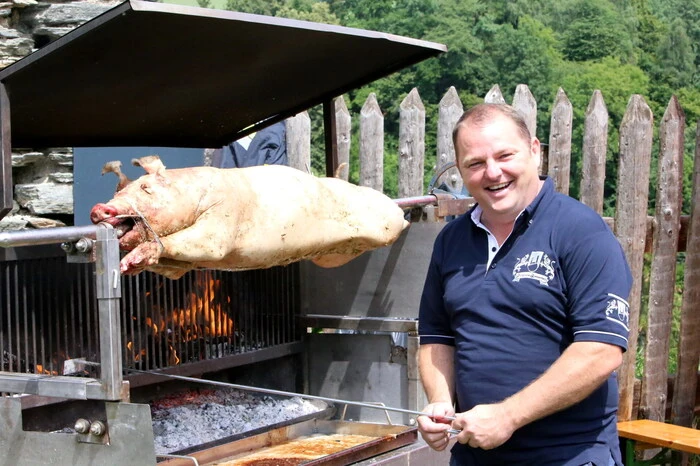 Sichtlich erfreut über das Besucherinteresse zeigte sich am Samstagnachmittag Burgherr Dietmar Messner (Foto). 
