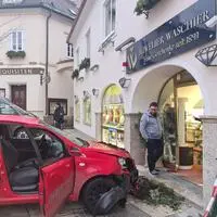 Mit diesem gestohlenen Auto rammten die Täter die Tür ein