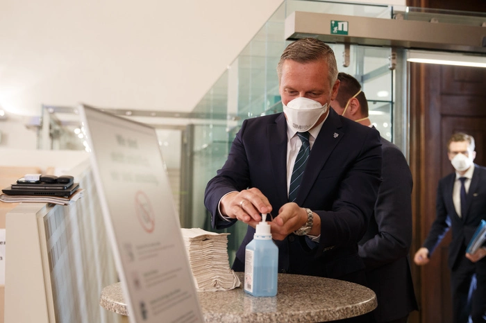 Einige Politiker - wie FPÖ-Chef Mario Kunasek kamen mit medizinischen Schutzmasken...