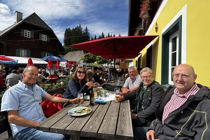 Die Freiwillige Feuerwehr, der Pfarrverband und der Alpengasthof luden bei Sonnenschein ins malerische Bergdorf zum gemütlichen Beisammensein...