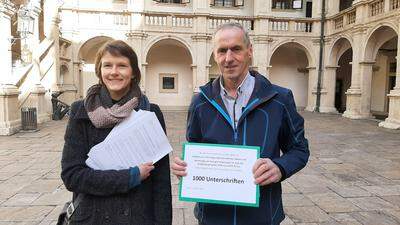 Sepp Archan und Katja Maurer überreichten die Unterschriften dem Steiermärkischen Landtag