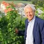 Alfred Riedl in seinem Weingarten zu Füßen von Burg Taggenbrunn