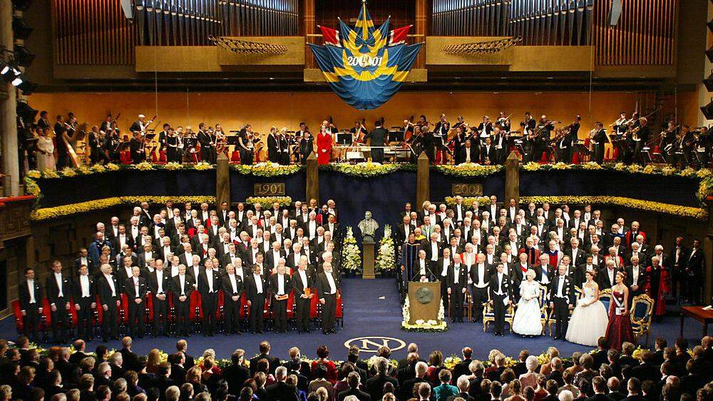 Dieses Foto von der Verleihung ist bekannt: die Verleihung im Stockholmer Konzerthaus