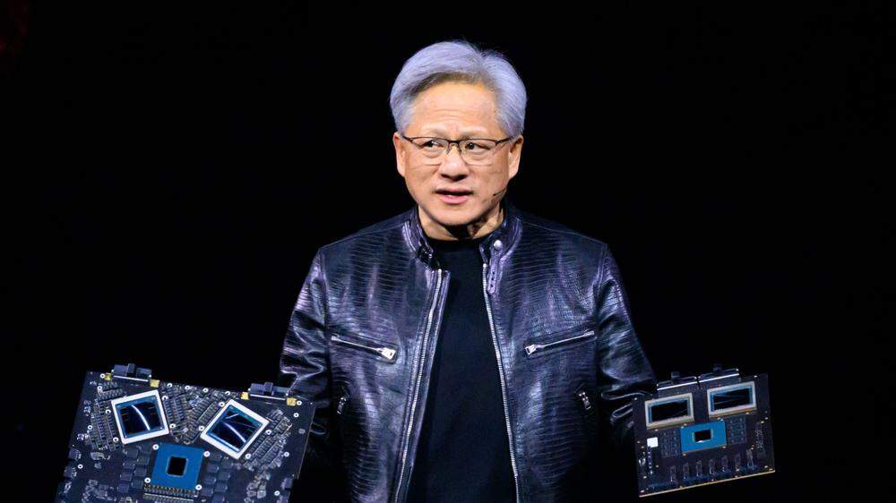 Nvidia-Chef Jensen Huang auf der Bühne mit Technologie, die „wahrscheinlich zehn Milliarden Dollar wert ist“. Gemeint ist damit nur das System, das er in seiner rechten Hand trägt