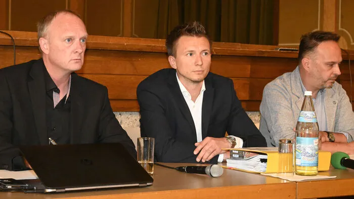Seit Jahren kämpfen Bürger gegen den Ausbau des Autobahn-Rastplatzes in Seeboden an. Nun lud die Asfinag erneut zum Infoabend.Vertreter der Asfinag: Pressesprecher Walter Mocnik, Projektleiter Wolfgang Grafl und Lärmschutz-Experte Martin Kobald