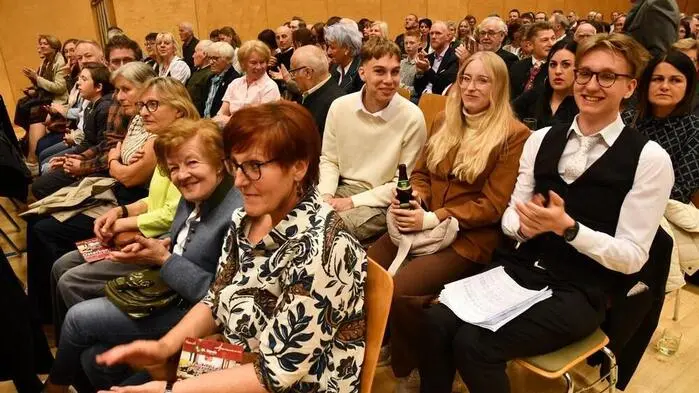 Schon vor Beginn war klar: Es bleibt kein Platz leer. Die Thomas-Schroll-Halle in St. Marein bei Neumarkt war bis auf den letzten Sitz gefüllt, das Stimmengewirr laut, die Erwartung spürbar.