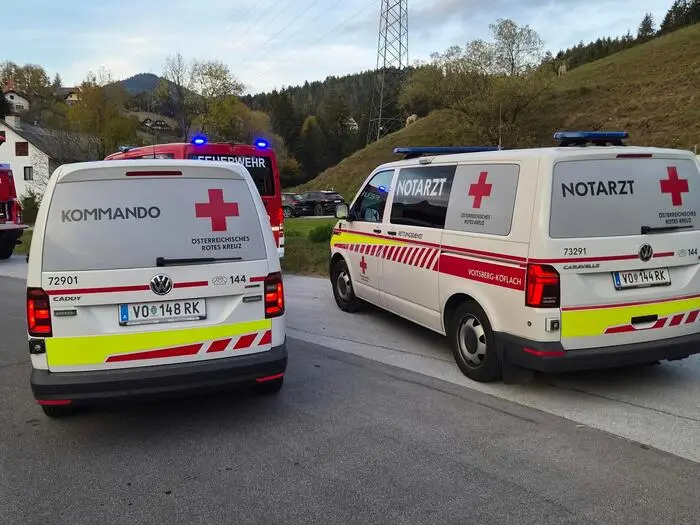 Das Bild zeigt zwei Rot-Kreuz-Fahrzeuge