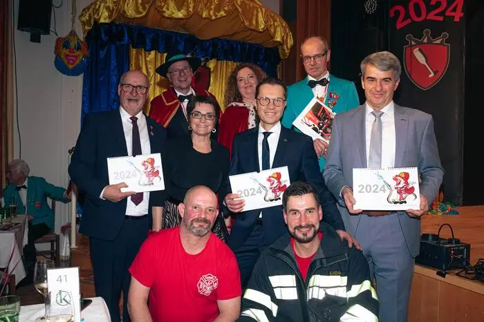 Bürgermeister Glanznig, das Prinzenpaar Iris und Wolfgang Hiden, Landesrätin Beate Prettner, Landesfeuerwehrkommandant Rudolf Robin, Gemeindefeuerwehrkommandant Herbert Stefaner und Bezirksfeuerwehrkommandant Liebert-Pekoll mit dem neuen „Faschings-Feuerwehr-Kalender“