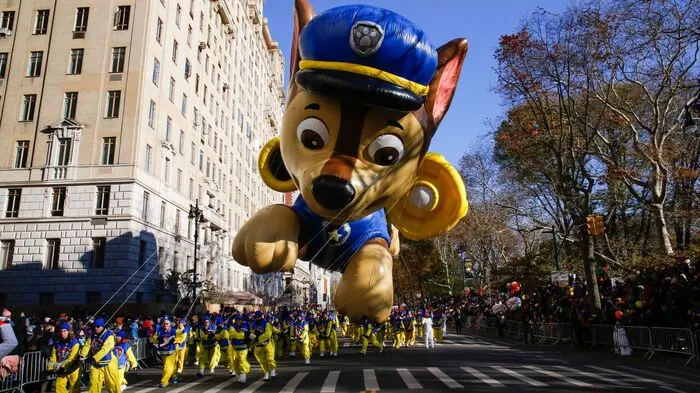 Mit fünf neuen Festwagen und sieben neuen Riesen-Ballons zogen rund 8000 Menschen in der traditionellen Thanksgiving-Parade durch die Straßen New Yorks.