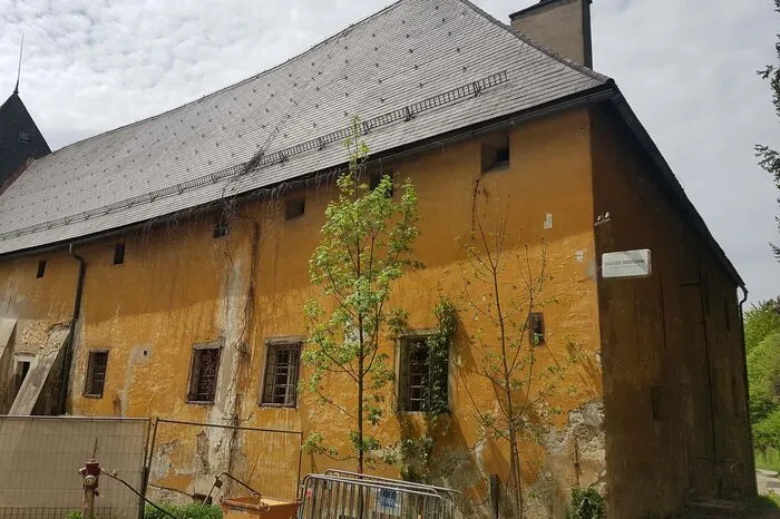 In der Nähe des Schlosses befinden sich die Mineralquellen, nach denen das Schloss seinen Namen erhalten hat.