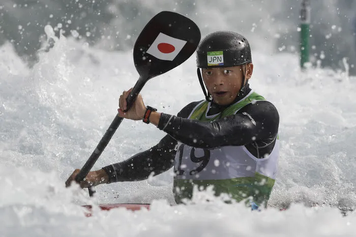 Er betet jeden Tag, lebt streng religiös - und fährt in Rio um olympische Medaillen. Der Kanute Kazuki Yazawa startet bei Olympia für Japan, ist aber gleichzeitig buddhistischer Priester im Zenkoji Daikanjin Tempel in Nagano, der Stadt der Olympischen Winterspiele 1998. Jeden Morgen vor Sonnenaufgang betet der 27-Jährige, erst danach bleibt Zeit fürs Training. "Ich habe entschieden, dass Priester mein Hauptberuf ist und ich nur in meiner Freizeit Kanu fahre", sagte der Olympia-Neunte von London 2012 der Zeitung "Guardian".